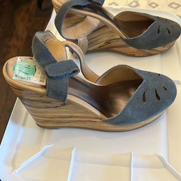 Leather BC platform shoes.  2 1/2 inches high.  Size 7 1/2, great condition. - Picture 2 of 4